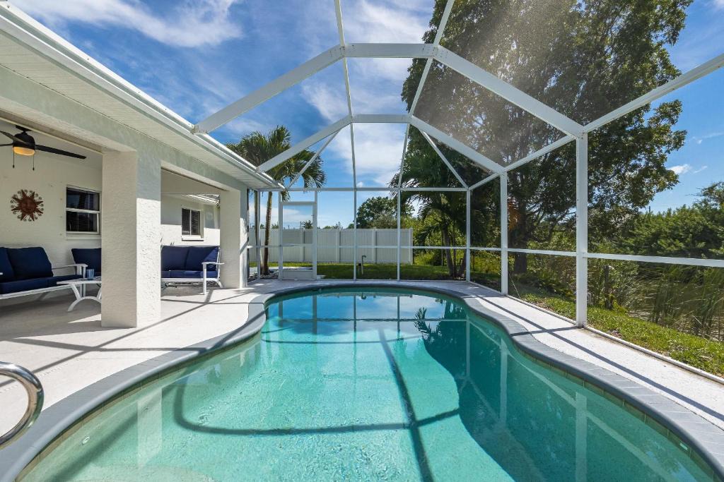 Mariner House | Heated Pool, Waterfront, Quiet, restaurants, beaches, sleeps 6-Villa Cape Haven