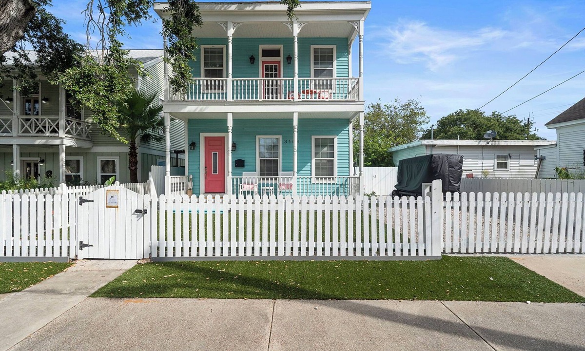 Galveston House | Heated Poolside Oasis, near Pleasure Pier - Golf cart included!