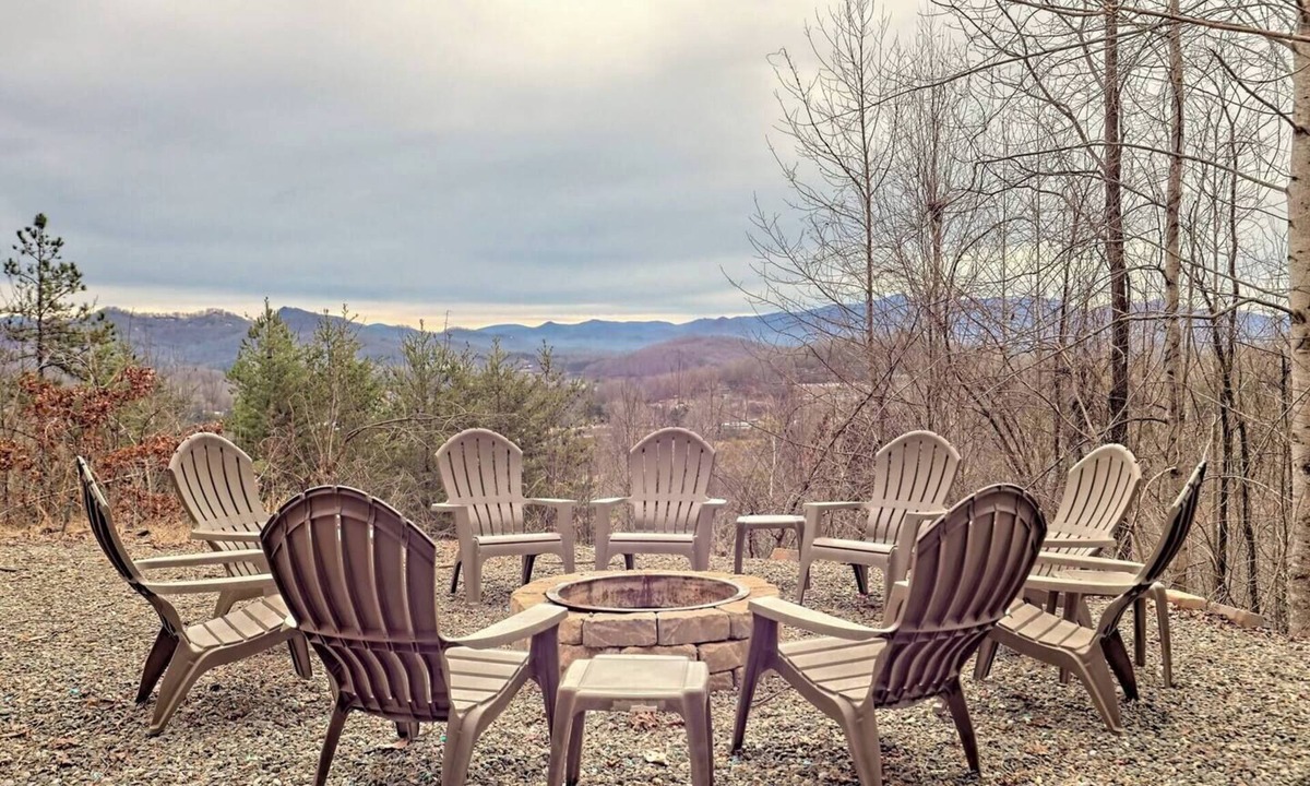 Hayesville Cabin | Hidden Escape Chalet by Chatuge Home Concierge | Lake & Mountain Views · Hot Tub · Firepit