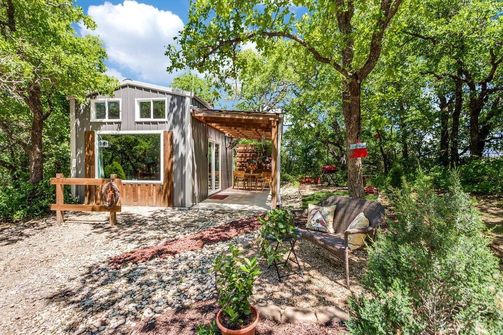 Weatherford House | Hidden Treasure Tiny Harvest House Forest Getaway 30 Min. West of Fort Worth