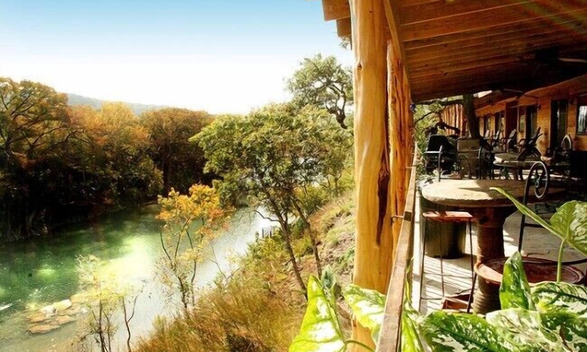 Canyon Lake Hotel | Hideout on the Horseshoe