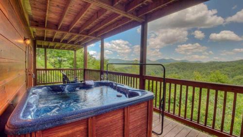 Mineral Bluff House | High Expectations- Dog Friendly | Hot Tub | Stunning Views | Sleeps 10