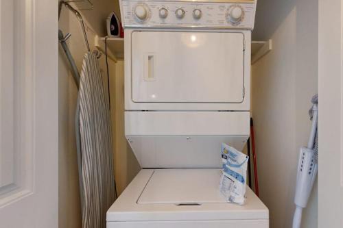 Horseshoe Bay House | Hill Country Corner Condo at The Waters - Central AC, Lake Views & Pool