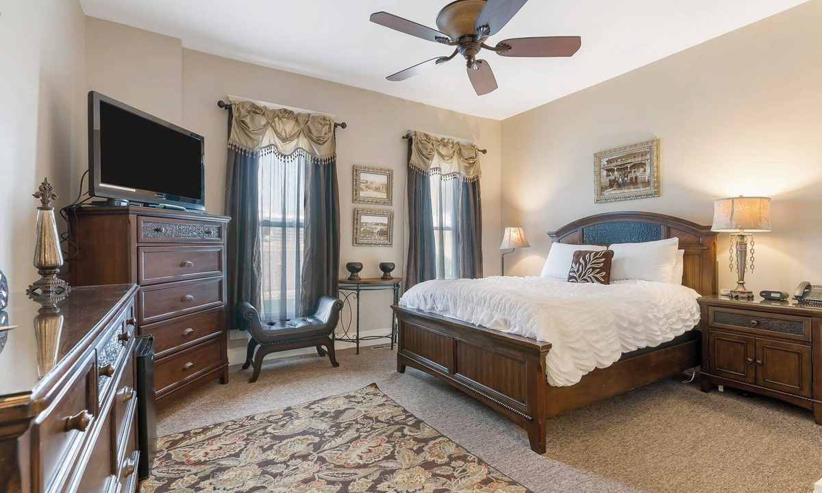 Downtown Branson Hotel | Historic Branson Hotel ~ Downtown ~ Heritage Room