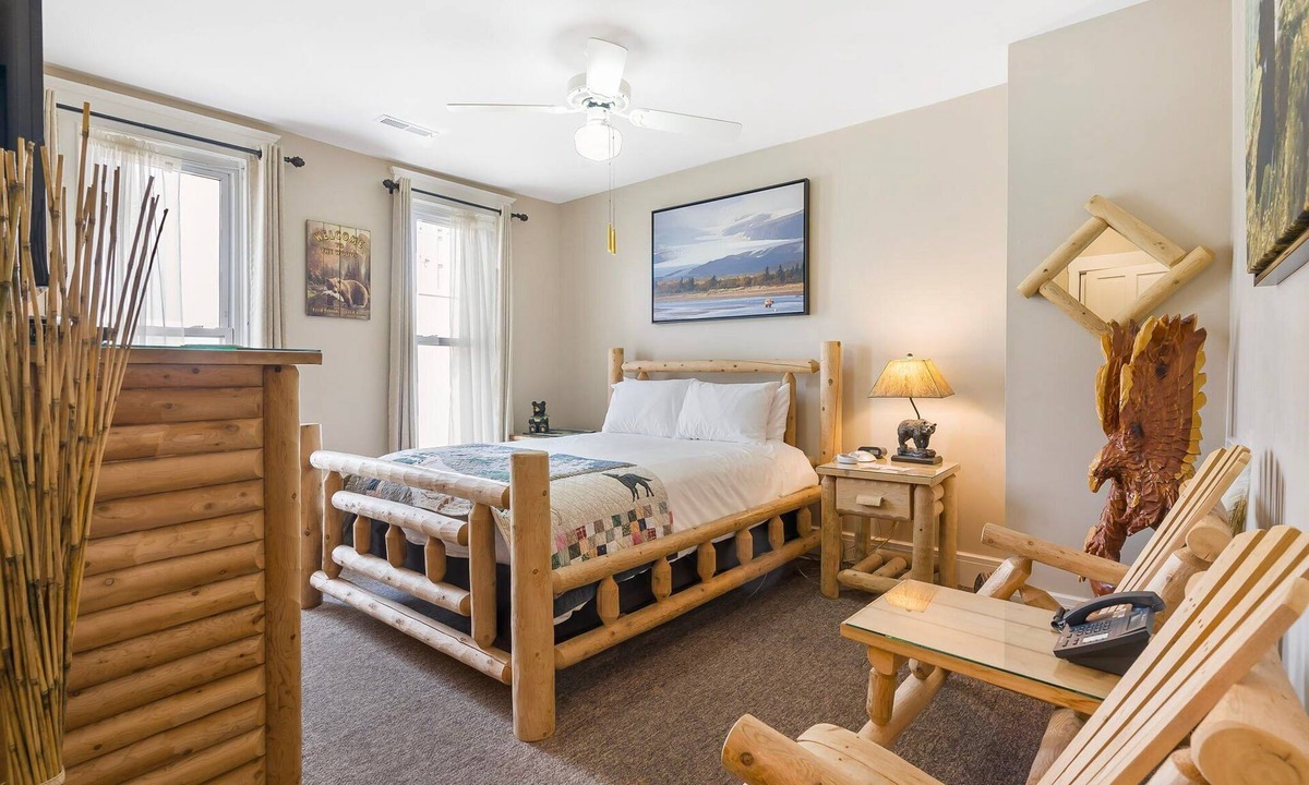 Downtown Branson Hotel | Historic Branson Hotel ~ Downtown ~ Hide-A-Way Room