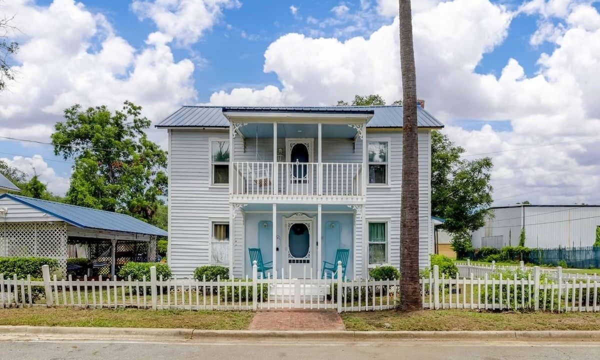 Brunswick House | Historic Colonial Retreat in Downtown Brunswick