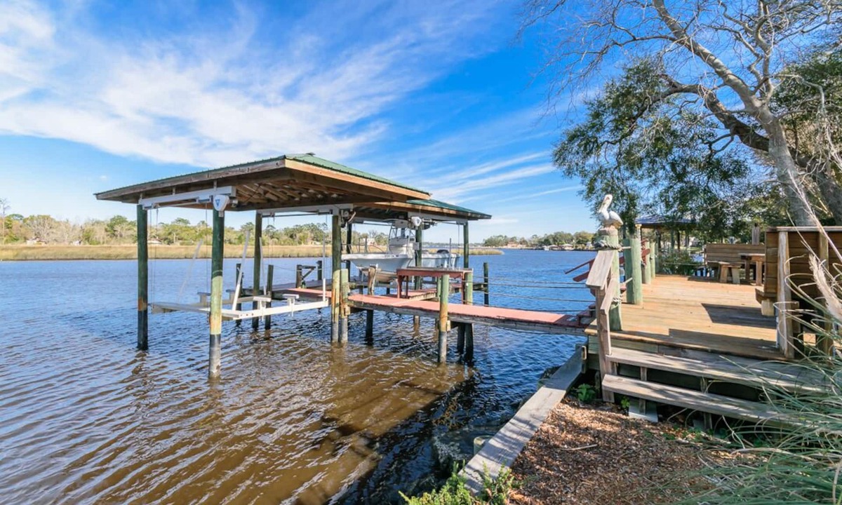 Lake Forest Cottage | Historic Riverfront Hideaway
