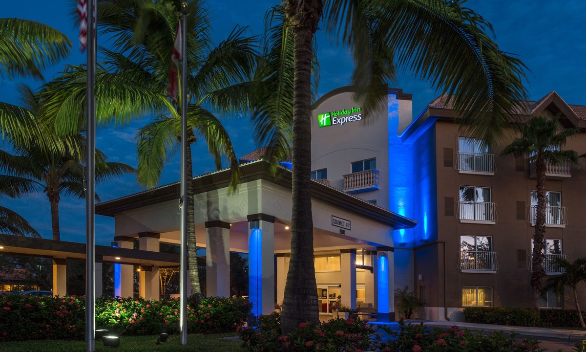 Naples Hotel | Holiday Inn Express Hotel Naples Downtown - 5th Avenue