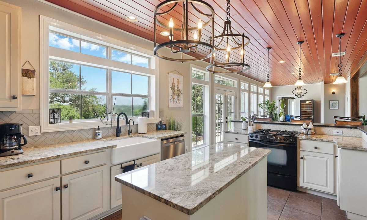 New Braunfels House | Home on 6 Acres with Pool+Hot Tub Atop Hill Country