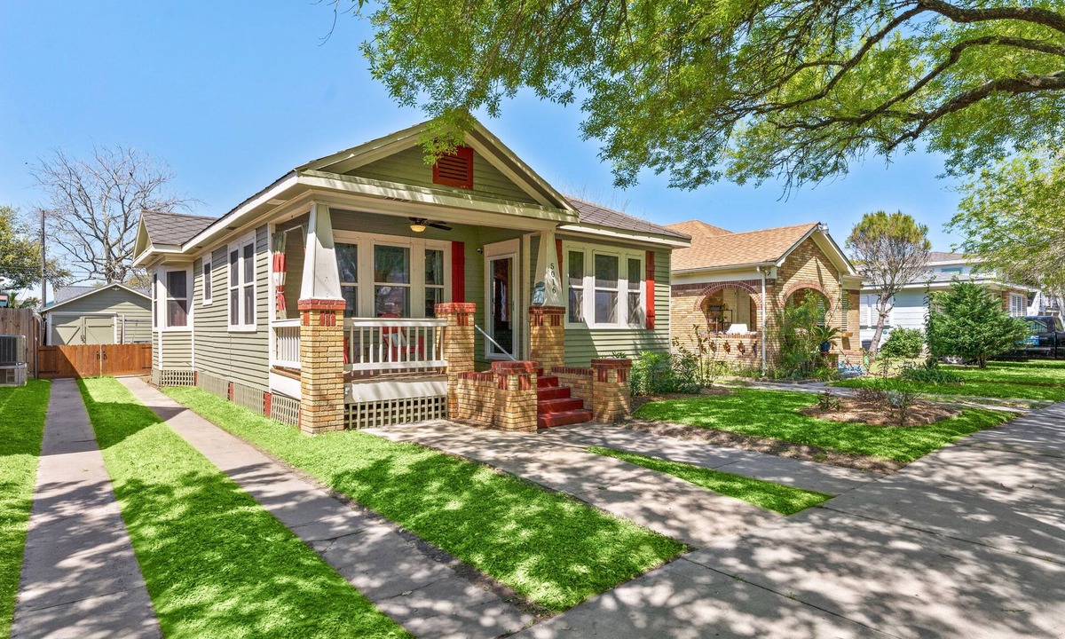 Galveston House | Home on the Isle - Central Location to Beach & Strand