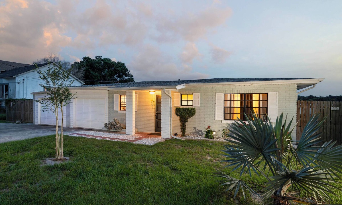 Winter Haven House | Hook, Line & Leisure: Lakefront Gem w/Porch!
