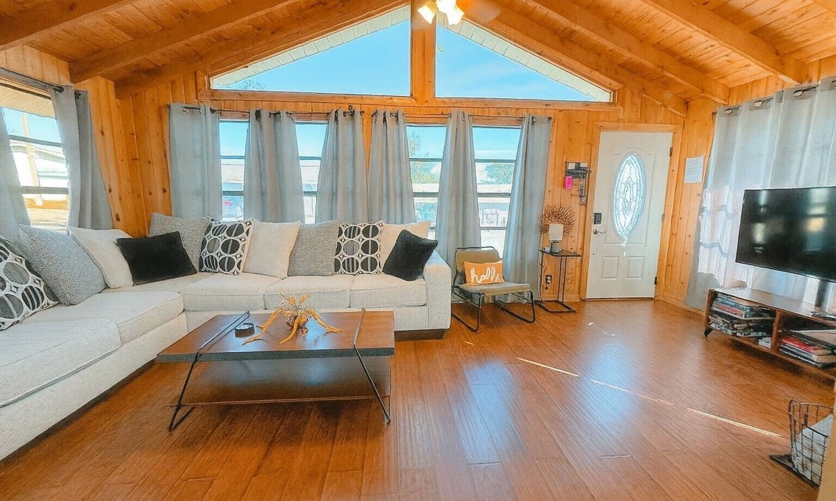 Clermont House | Hook's Cabin- Lake & Pool near Disney A-frame
