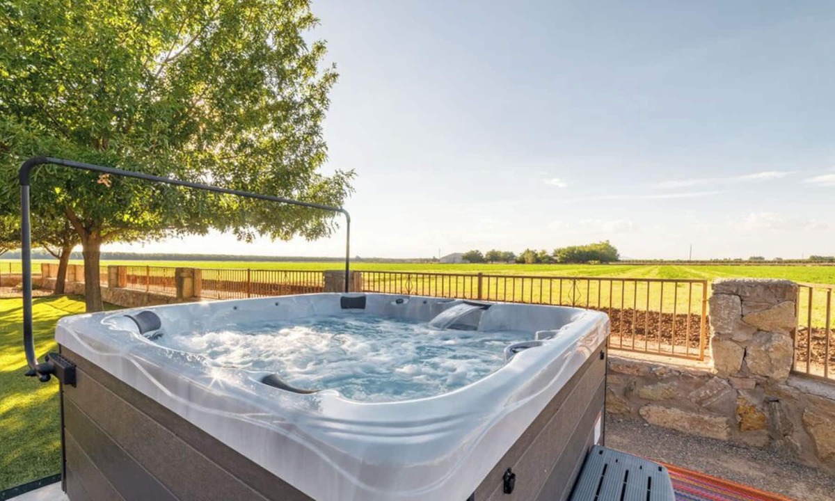 Mesilla Park House | Hot Tub, 3 Kings, Winery 5 Min, Farm & Mountain Views, Pets Ok