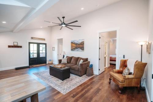 Buena Vista House | Hot tub, Deck and Views, Downtown Buena Vista