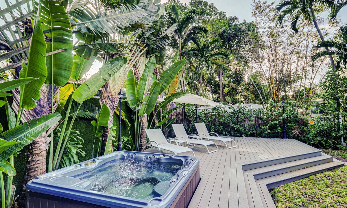 Seybold House | Hot tub Paradise: outdoor kitchen & personalized attention. Pet-friendly+parking