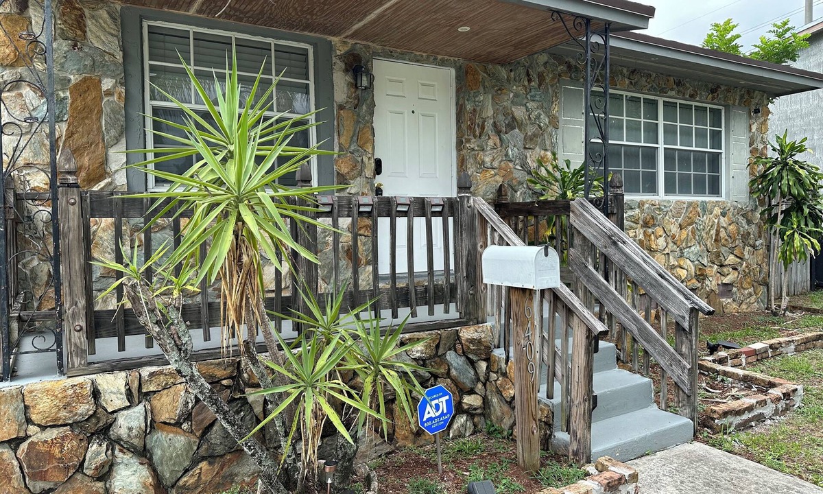 Driftwood House | House close to Hard Rock Casino, Airport, Beaches and more