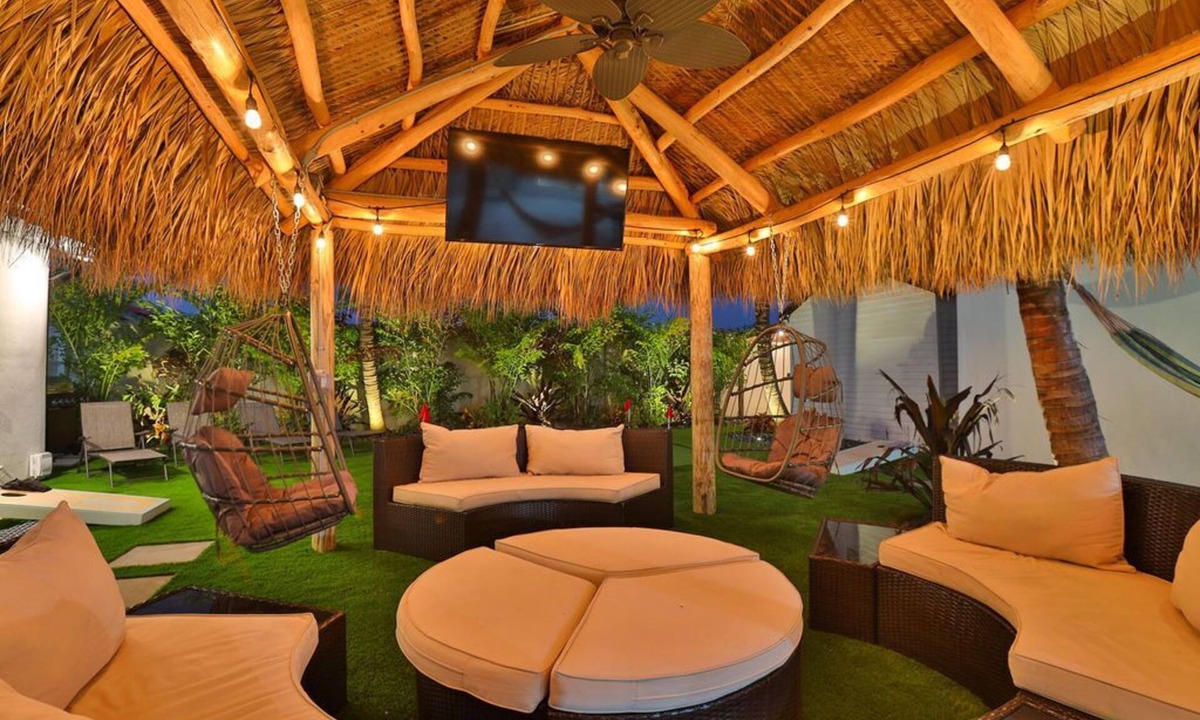 The Cove House | Huge Cove Home w Tiki and Spa+ Bikes, Minutes to Ocean
