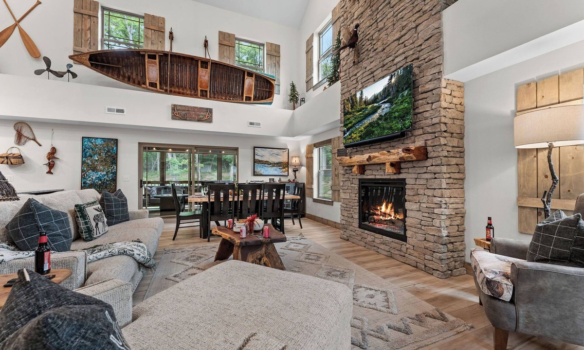 Hollister Cabin | Huge Outdoor Pool Hot Tub Screened Porch Creek Views Near Branson