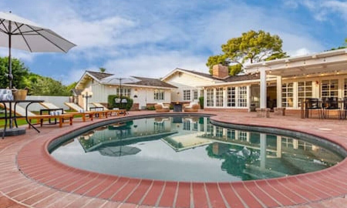 Charnwood House | Iconic Exeter Blvd, 6 Bedroom, Heated Pool
