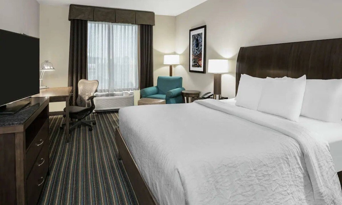 Far North Central Hotel | Inviting Room Near PopStroke - 2 miles | Prime San Antonio Location