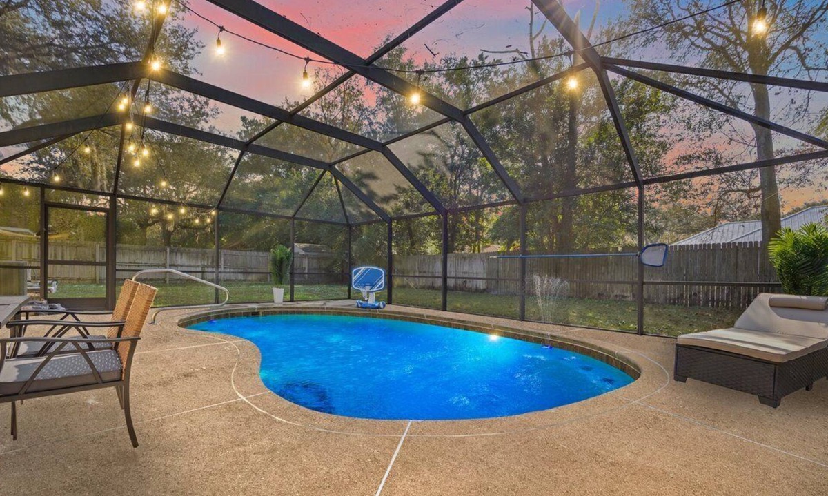 Del Rio House | Jacksonville Family Oasis with Screened Heated Pool Sleeps 10