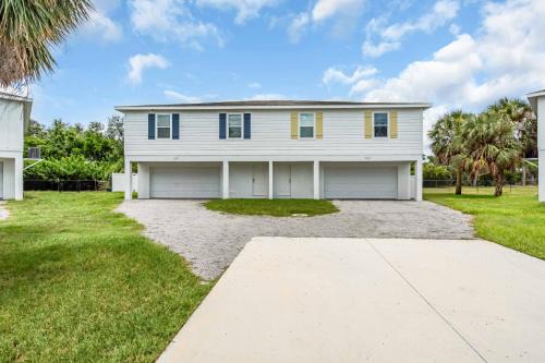 Whitney Beach House | Jacuzzi Stay in Florida, Awesome place Sleeps 8