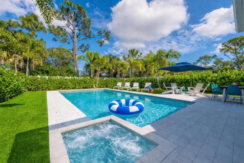 Jupiter House | Jupiter Palms Oasis Luxe PoolSpa Table Tennis!