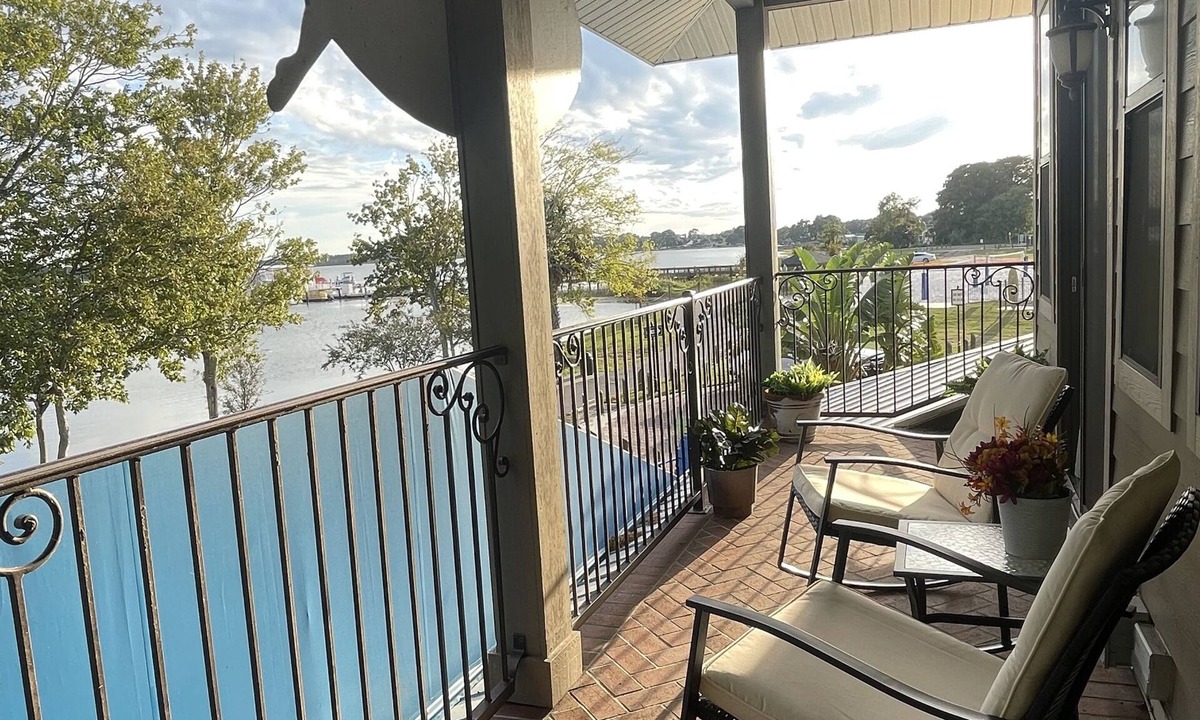 Tavares Condo | Kalua Lake Loft ! 1 Bedroom - 1.5 Bath Overlooking Lake Dora