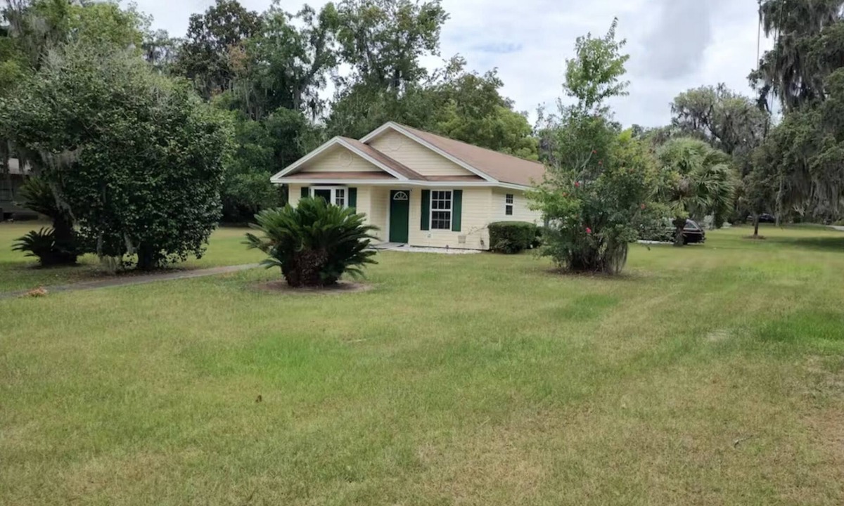 Darien House | Karen’s Cove Charming 2-bedroom house in terrific Darien with WiFi, AC