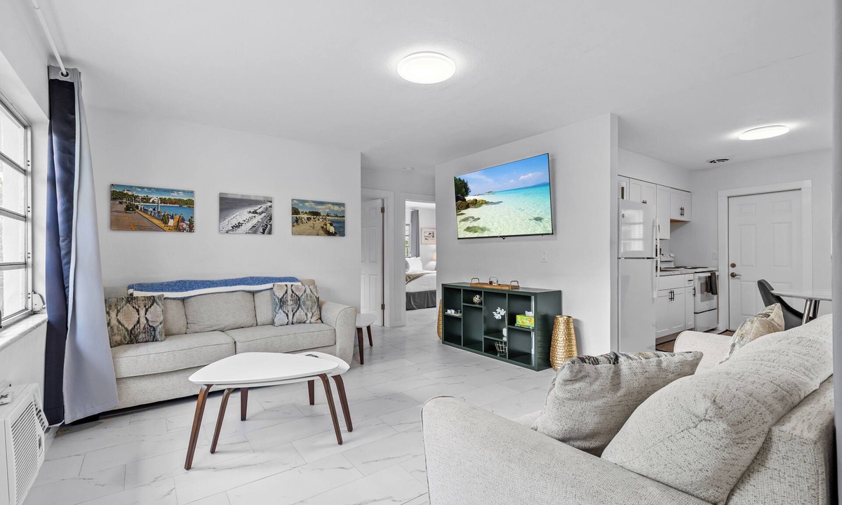 Bay Esplanade Cottage | KEYLIME COTTAGE Heated Pools, steps from the beach perfect location