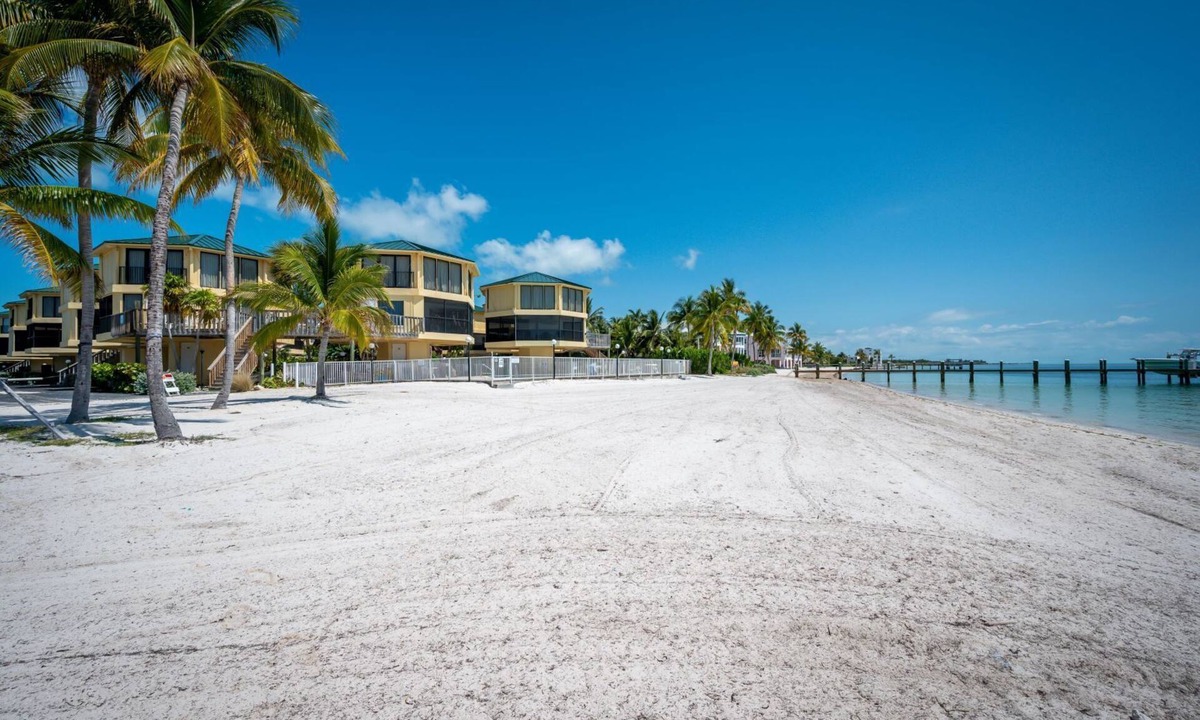 Marathon Villa | KG Arrive any day, pool on beach, full Kitchen, W/D, Parking, Docks, balcony,