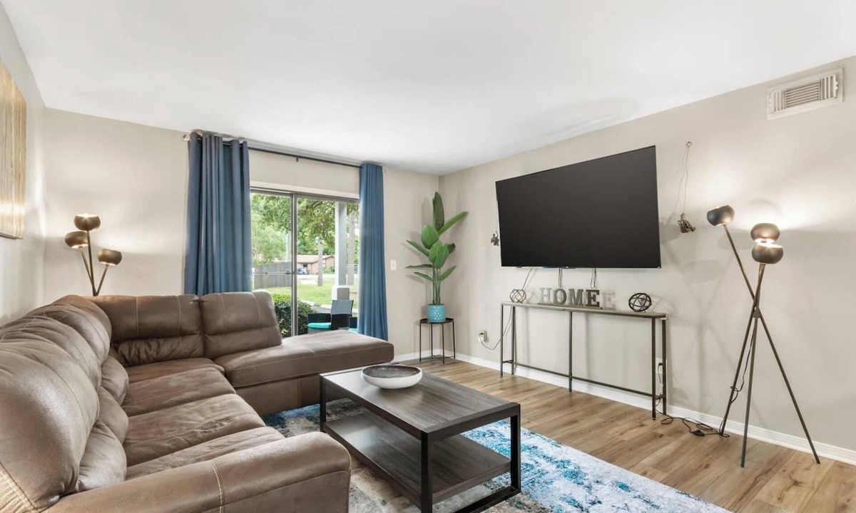 Northeast Pensacola Condo | King Bed | Central Location | 75" TV | Washer & Dryer | Shower & Tub | Patio | Updated