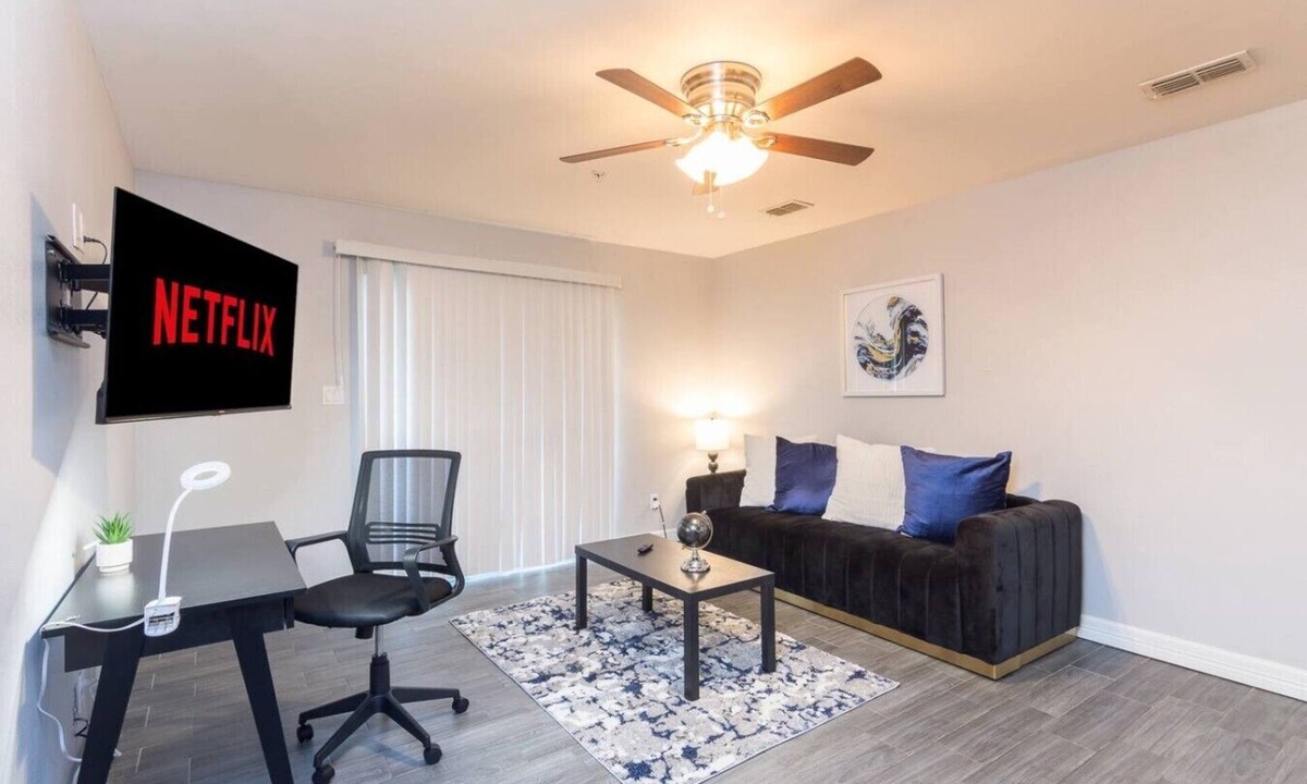 McAllen Apartment | King Bed, Central Location Fast WiFi/Long Term