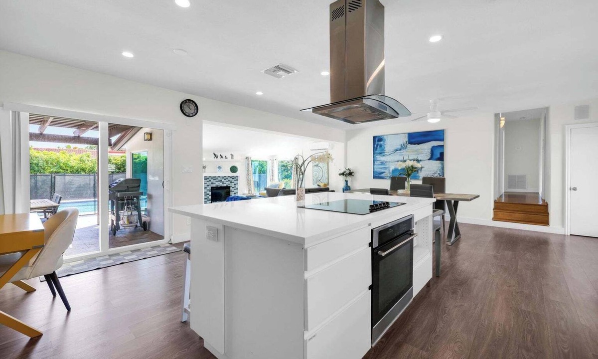 Deerfield Beach House | King Bed, Heated Pool, Hot Tub, BBQ, Putting Green