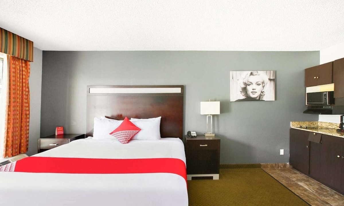 Texarkana Apartment | King Bed | Non Smoking