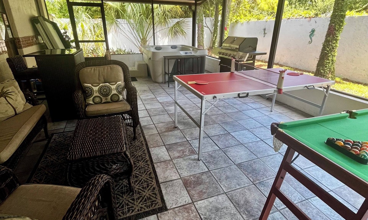 Citrus Park House | King Bed, Relaxing Getaway, Hot Tub, Pool Table, Ping Pong & Private Yard!