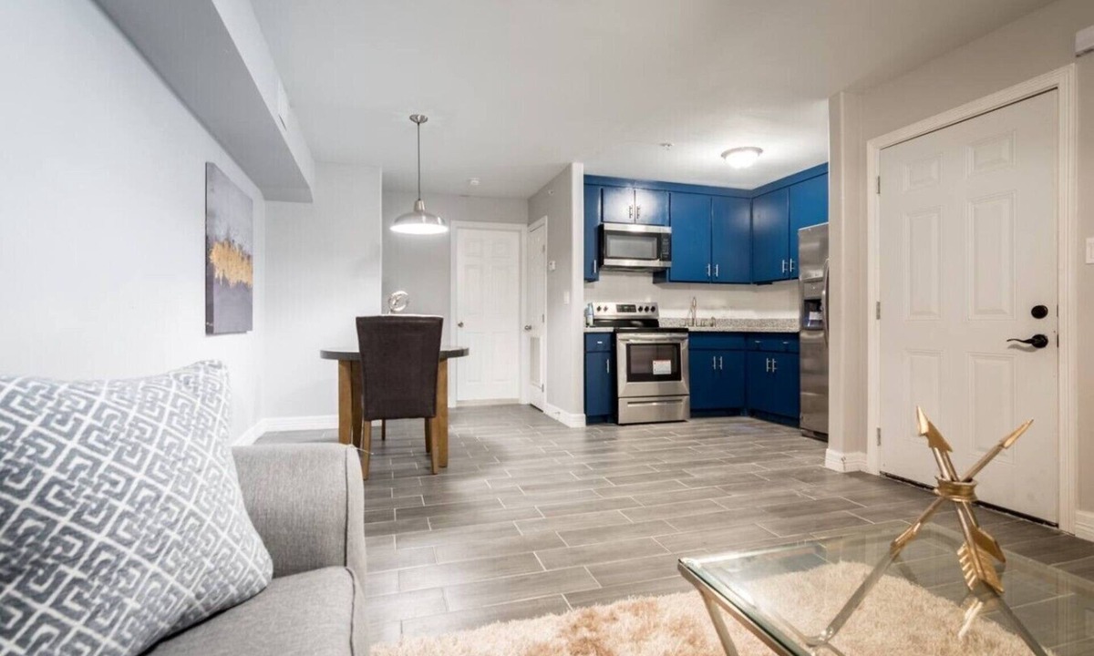 McAllen Apartment | King Size Bed Central McAllen Family Friendly/WiFI