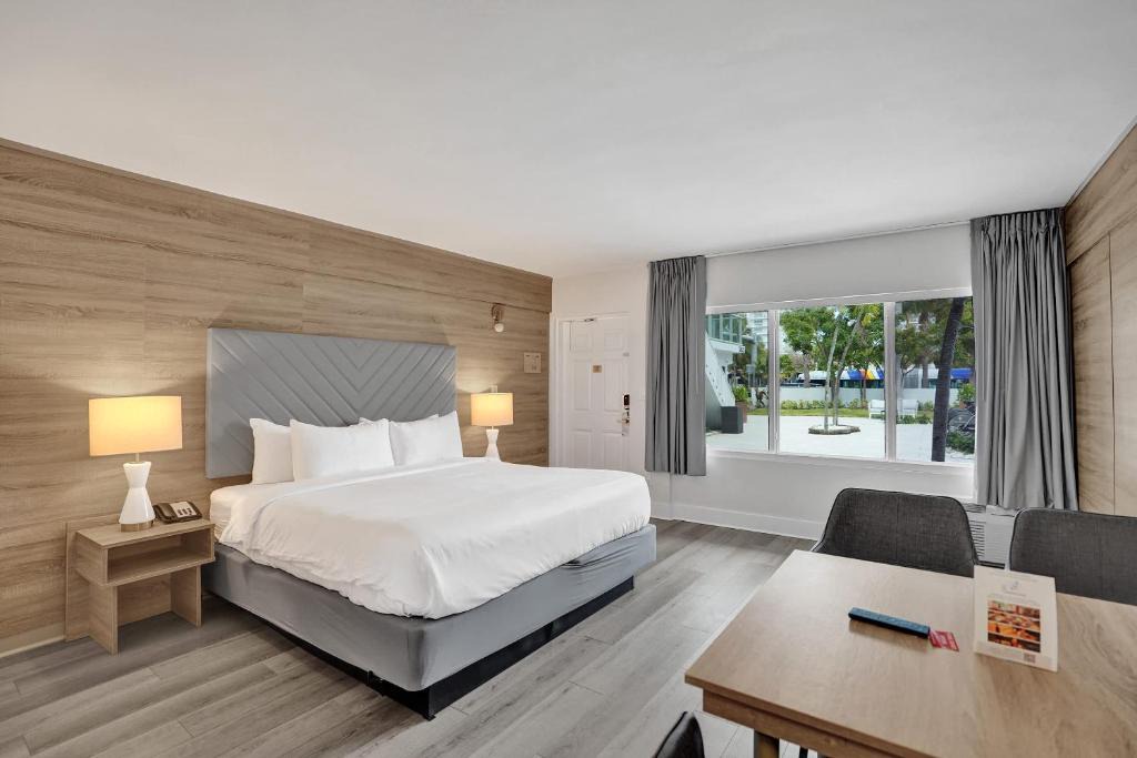 Galt Mile Hotel | King Suite with Kitchenette at Ocean Blvd Near the Beach
