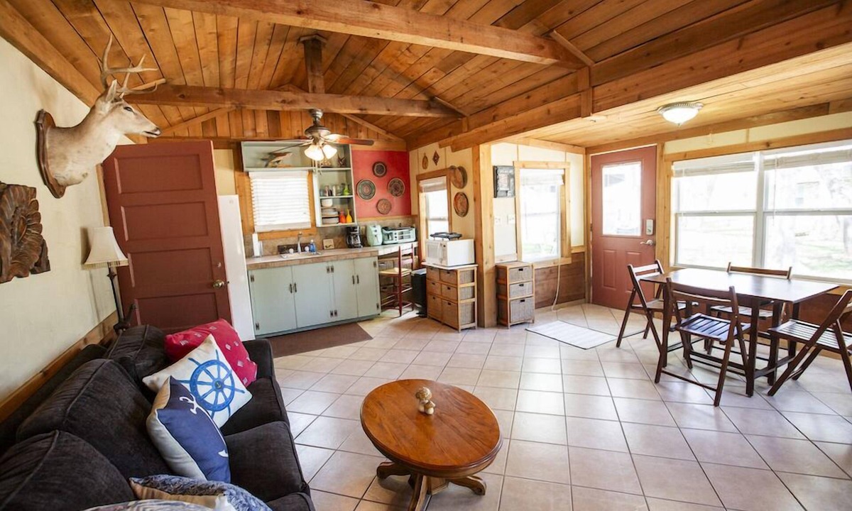 Kingsland Cottage | Kingsland Duo – 2 Cottages in 1! Lakeview Living w/Lake Access