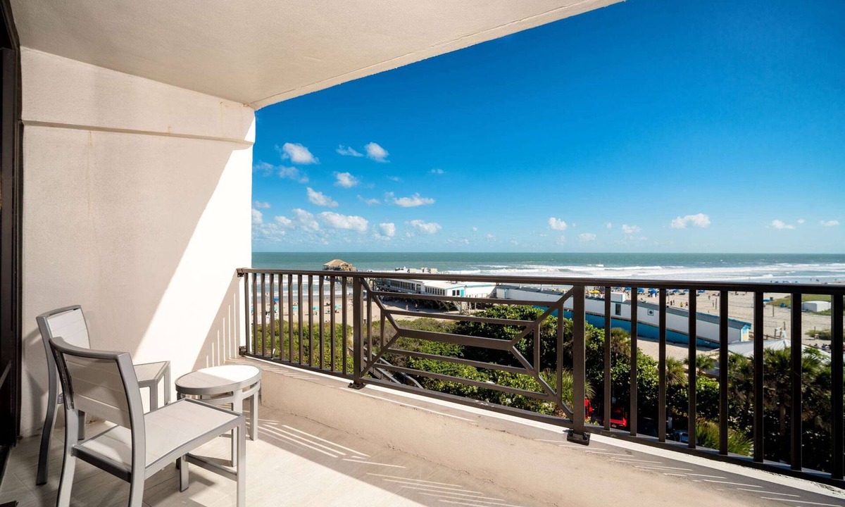 Avon By The Sea Hotel | La Quinta Inn & Suites by Wyndham Cocoa Beach Oceanfront