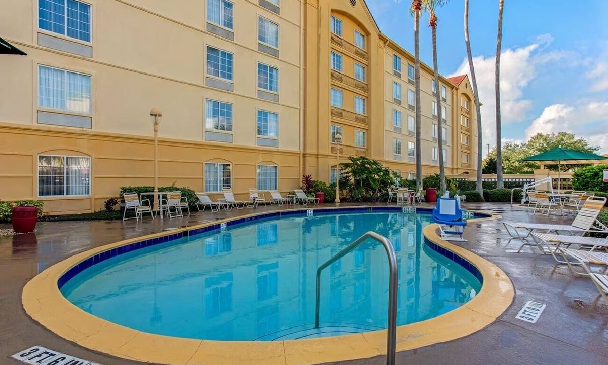 Airport North Hotel | La Quinta Orlando | 1 King Bed | Free Shuttle & Breakfast | Onsite Pool | Gym