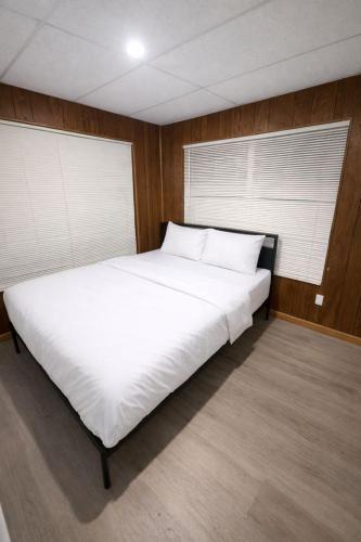 Royal Poinciana House | Lagunna Fort Lauderdale Airport