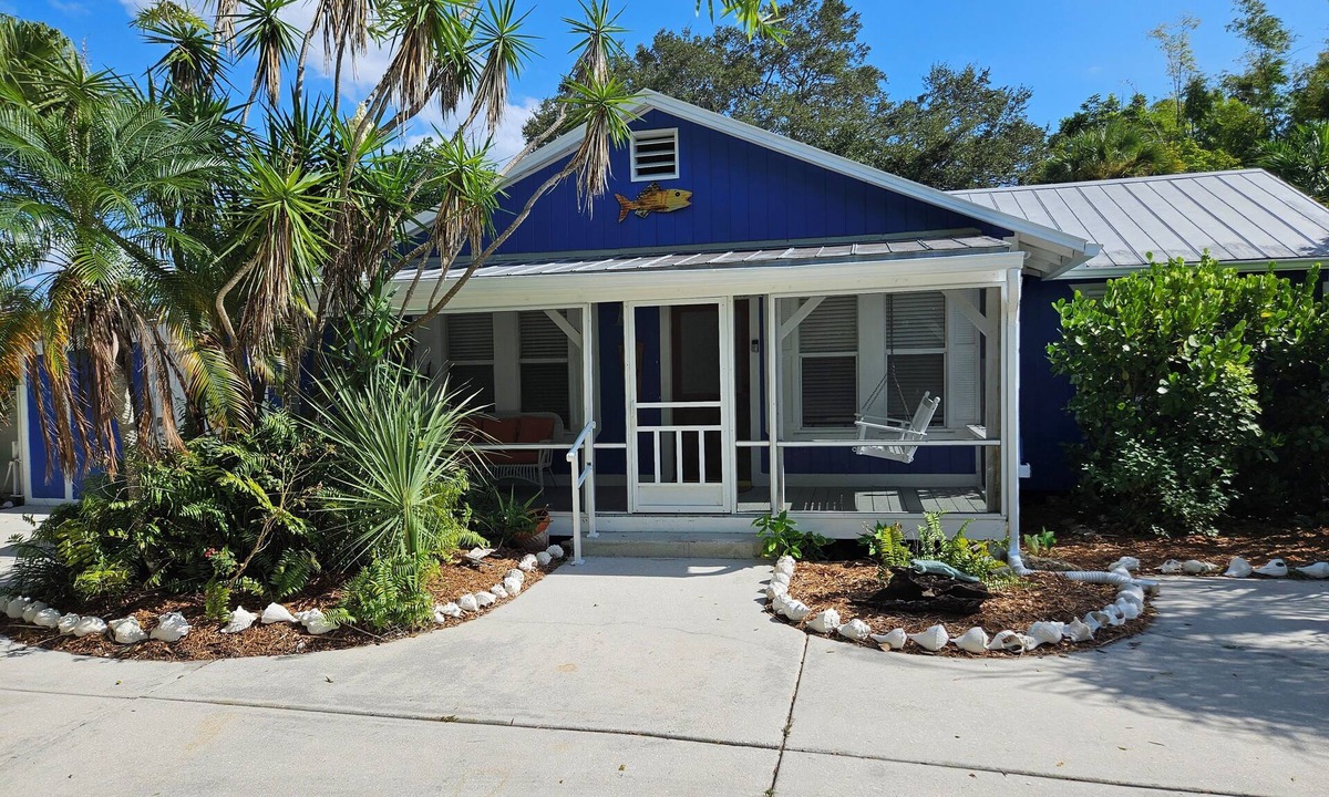 East Naples Cottage | Lake front Conch Cottage - Steps to Old Naples!