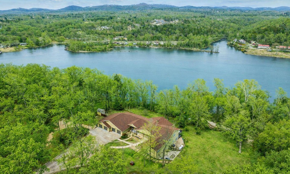 Branson House | Lake Taneycomo Lakefront Lodge on 6 Acres Sleeps 16 Free Group Tickets