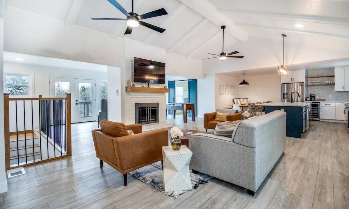 Pottsboro House | Lake Texoma 4BR Farmhouse Game Room + Free Tanglewood Resort Access Sleeps 14