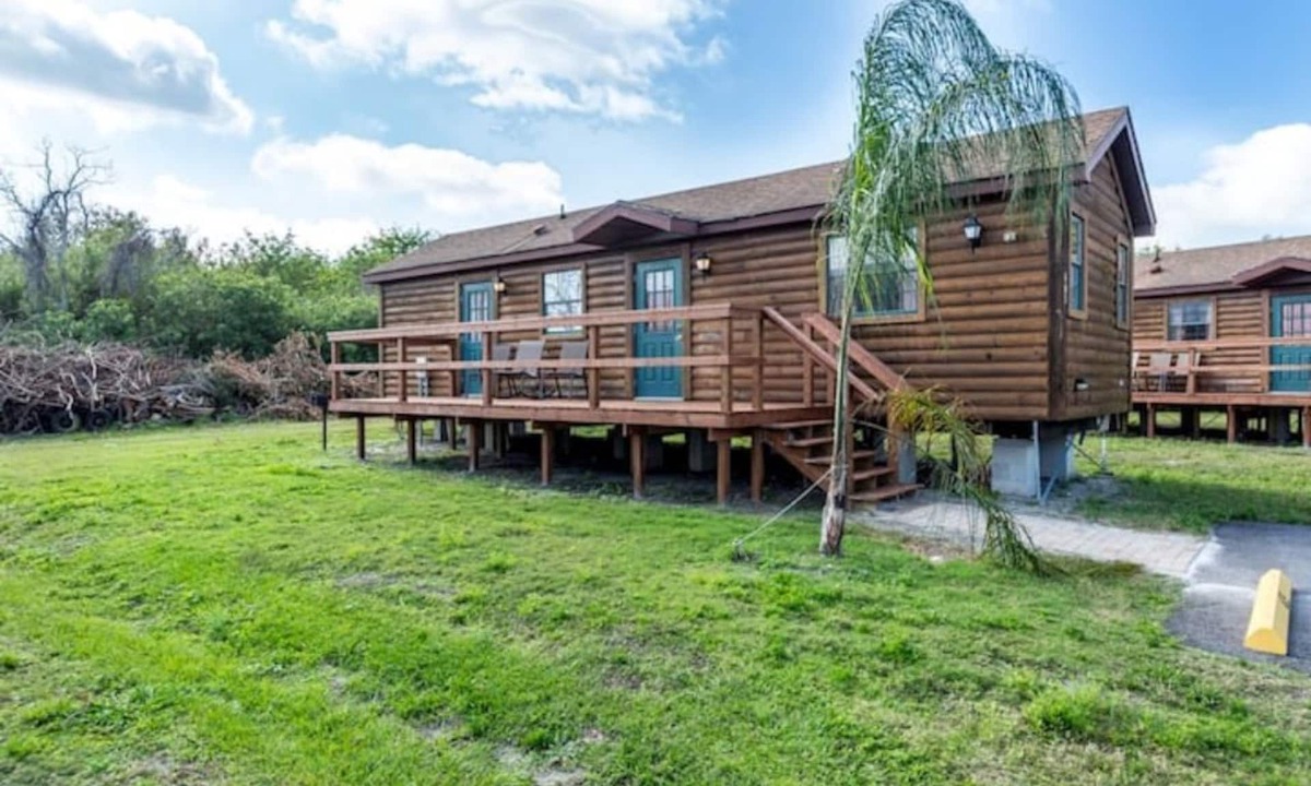 Seminole Cabin | Lakefront Cabin #405, 10mins to Beach/Dog Friendly/Prime Location/BOOK TODAY