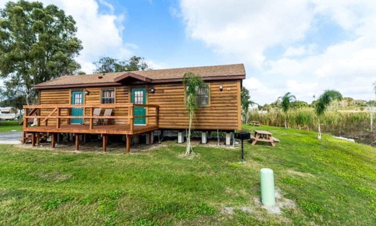 Seminole Cabin | Lakefront Cabin #410, 10mins to Beach/Dog Friendly/Prime Location/BOOK TODAY