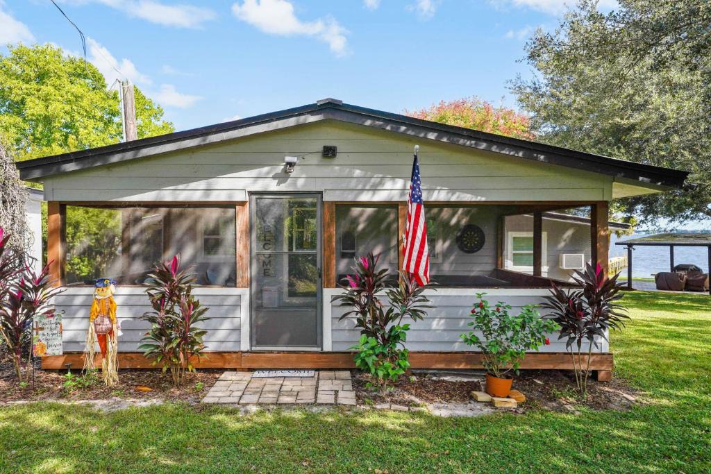 Florida South Atlantic Coast House | Lakefront Home w/Screened Porches in Frostproof!