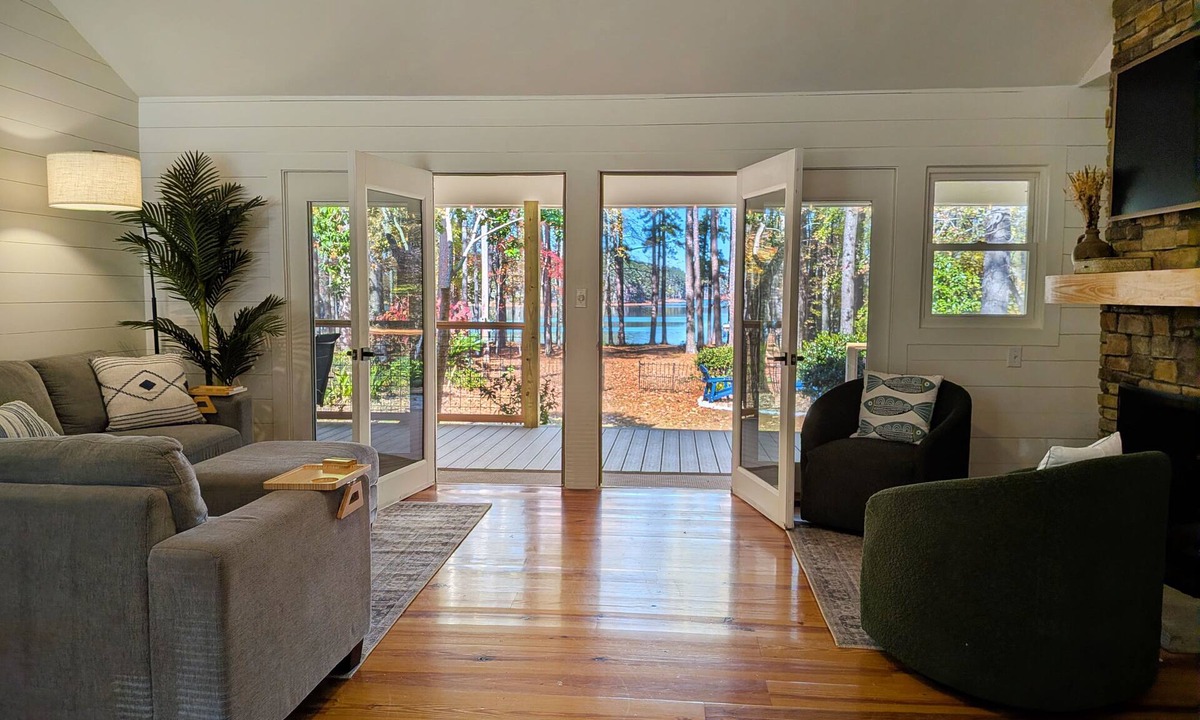 McCormick House | Lakefront Masters Retreat: Newly Renovated
