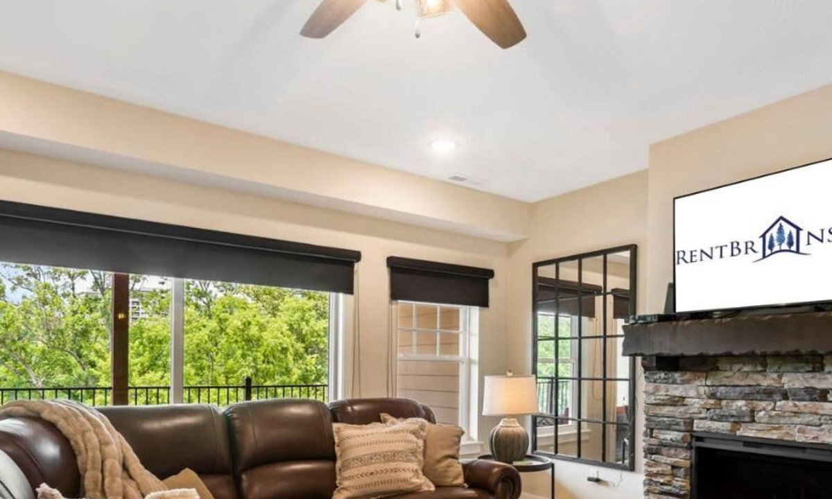 Branson Condo | Lakefront on Taneycomo with Fireplace, Just Minutes from Branson Landing